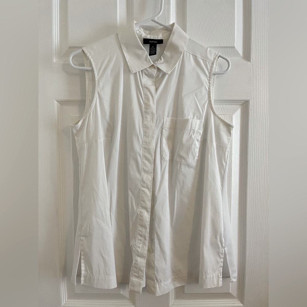 Sleeveless button down shirt with left side front pocket and side slits